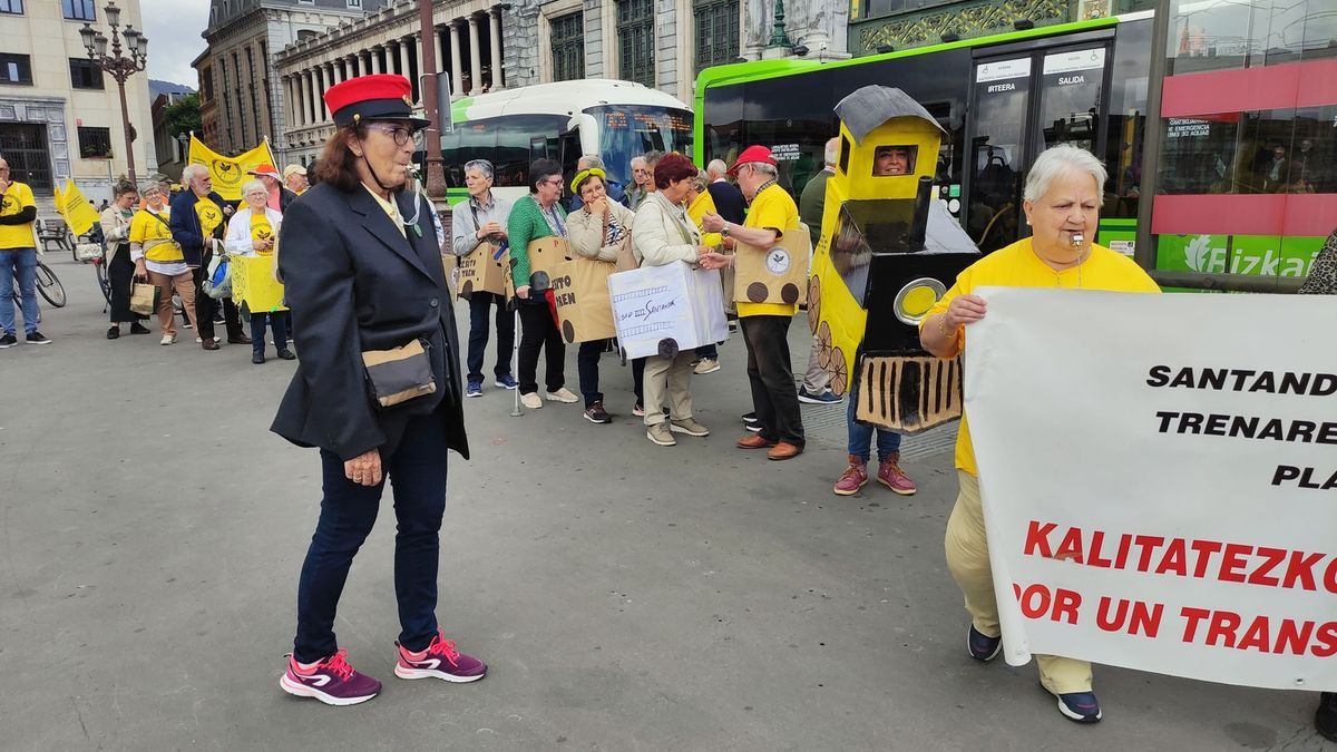 Miembros de la plataforma viajaron en tren desde Karrantza a Bilbao.