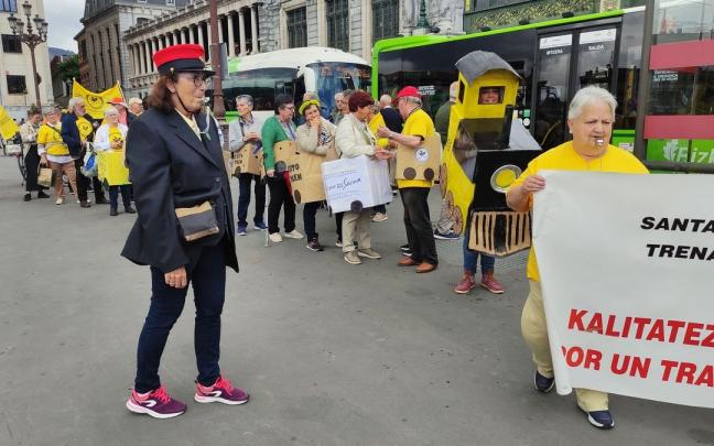 Miembros de la plataforma viajaron en tren desde Karrantza a Bilbao.