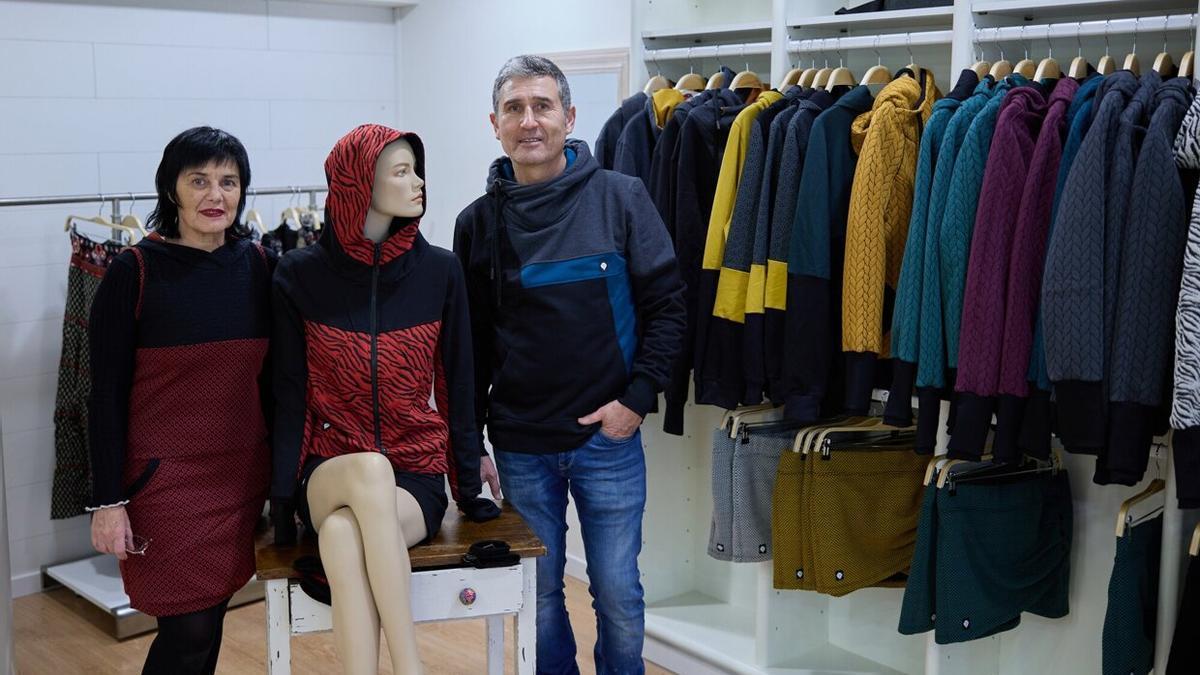 Puy Zabaleta y Fran Pardo, en el interior de Libélula(k), el nuevo comercio de ropa que abre hoy en la calle Calceteros.