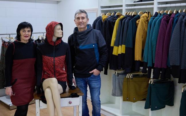 Puy Zabaleta y Fran Pardo, en el interior de Libélula(k), el nuevo comercio de ropa que abre hoy en la calle Calceteros. Puy Zabaleta y Fran Pardo, en el interior de Libélula(k), el nuevo comercio de ropa que abre hoy en la calle Calceteros.