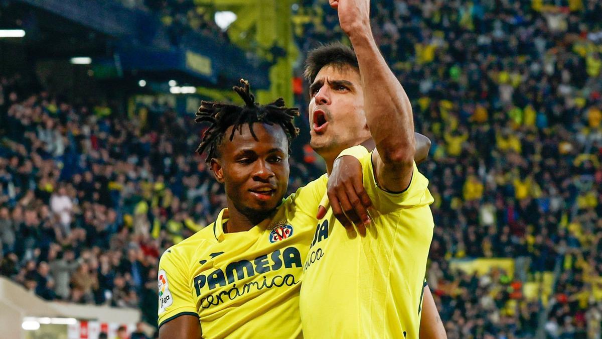 El delantero del Villarreal Gerard Moreno (d) celebra su gol de penalti ante el Real Madrid.