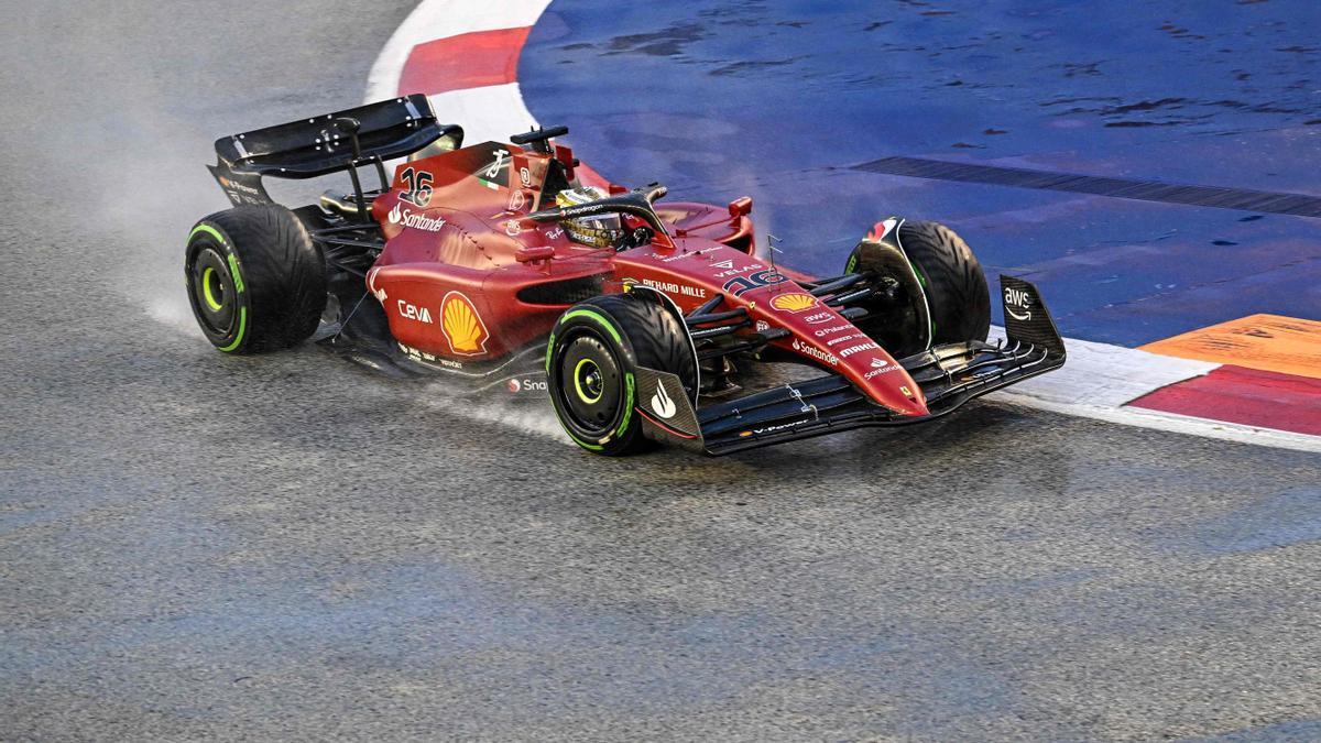 Leclerc derrapa con su Ferrari en Singapur.