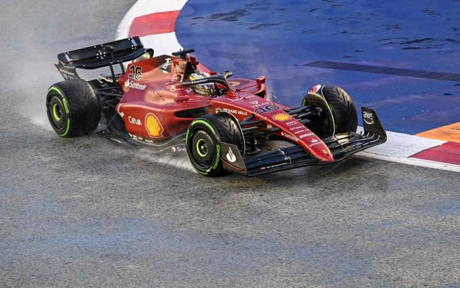 Leclerc derrapa con su Ferrari en Singapur. Leclerc derrapa con su Ferrari en Singapur.