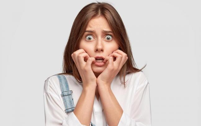 Una mujer con expresi&oacute;n de miedo en el rostro.