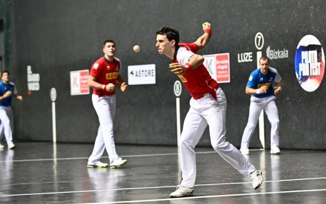 Jokin Altuna, que estuvo genial, ejecuta un saque en el frontón Bizkaia de Bilbao ante Aitor Elordi y un Xabier Tolosa excepcional. Jokin Altuna, que estuvo genial, ejecuta un saque en el frontón Bizkaia de Bilbao ante Aitor Elordi y un Xabier Tolosa excepcional.