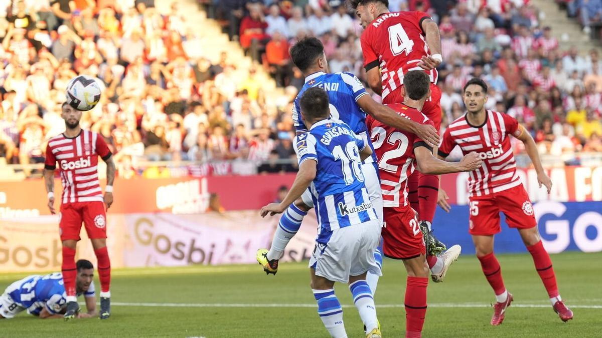 Andoni Gorosabel, durante una jugada del partido contra el Girona