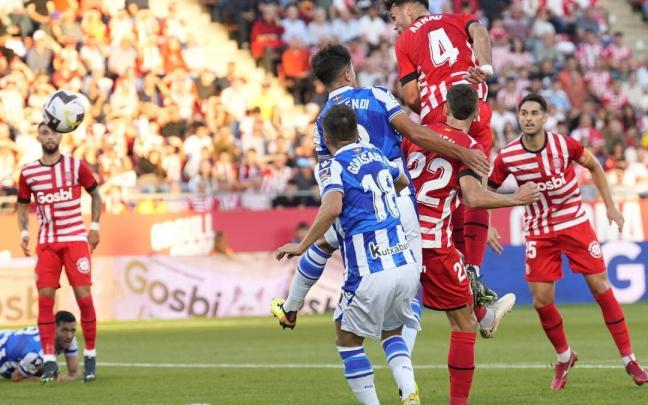Andoni Gorosabel, durante una jugada del partido contra el Girona