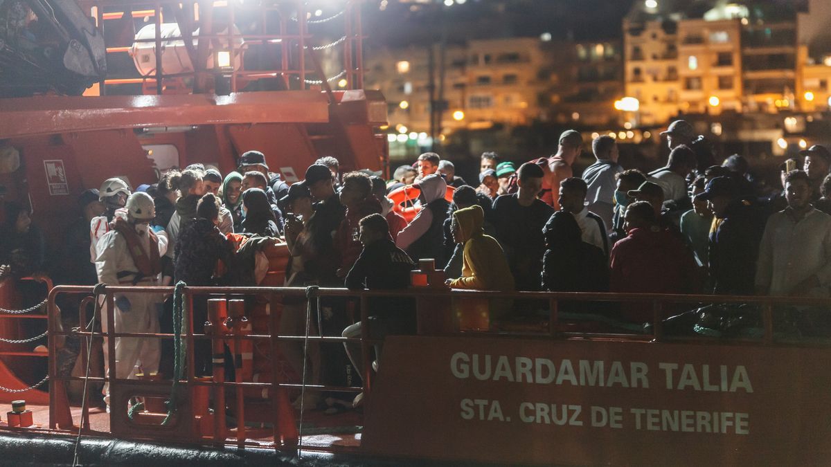 Llegada de varios migrantes al puerto de Arguineguín.