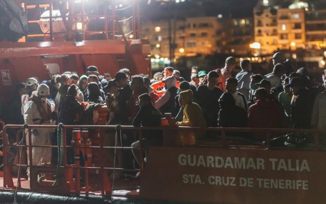 Llegada de varios migrantes al puerto de Arguinegu&iacute;n.