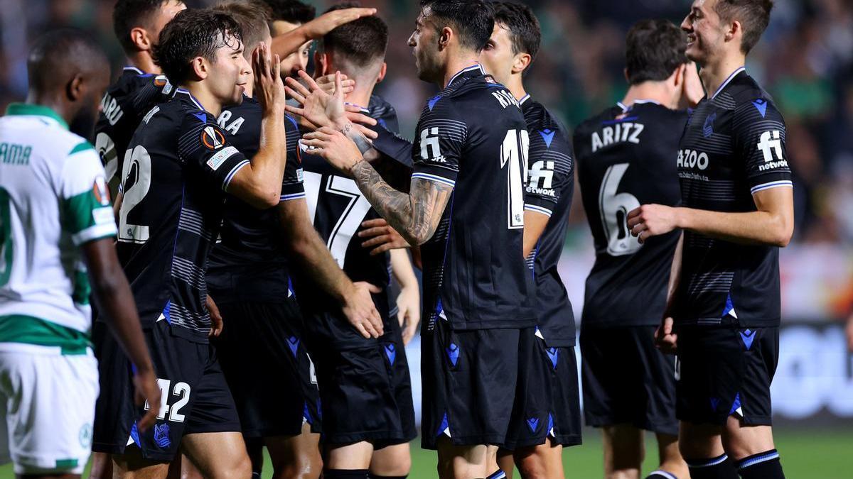 Los jugadores de la Real celebran uno de los tantos.