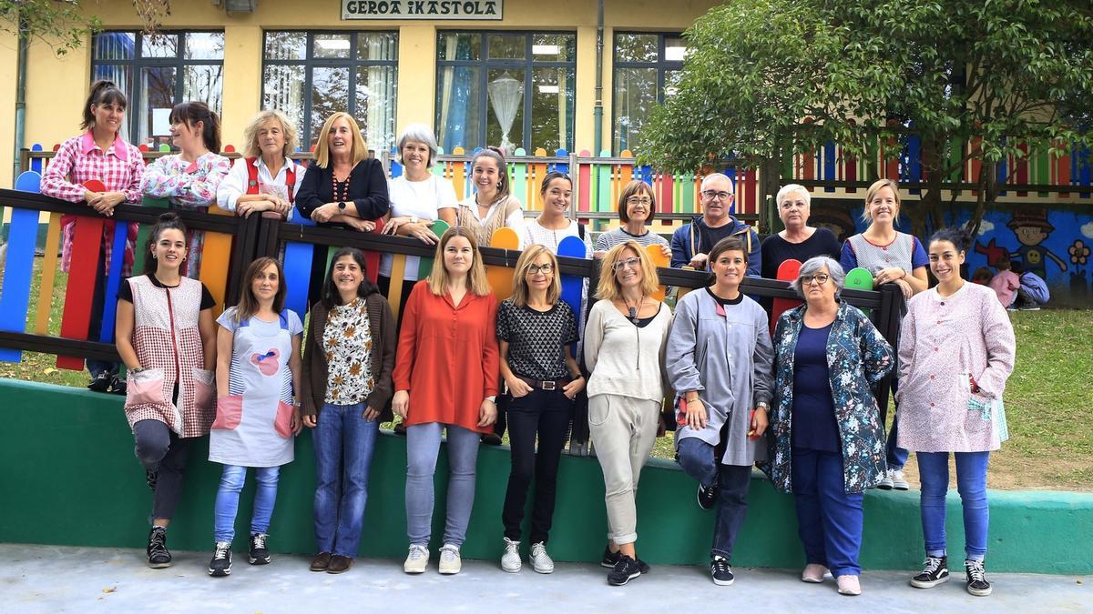 Algunos de los profesores que imparten clases en la actualidad en la ikastola Geroa.