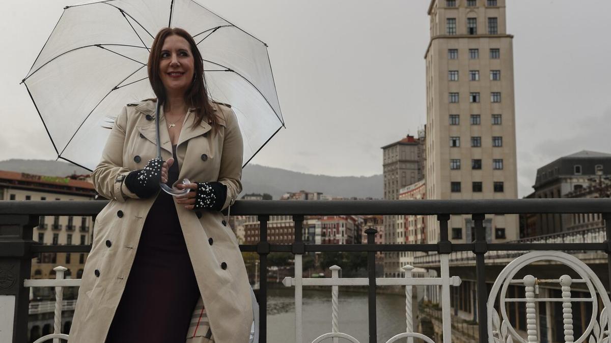 Dolores Redondo, ayer en Bilbao junto a la ría.