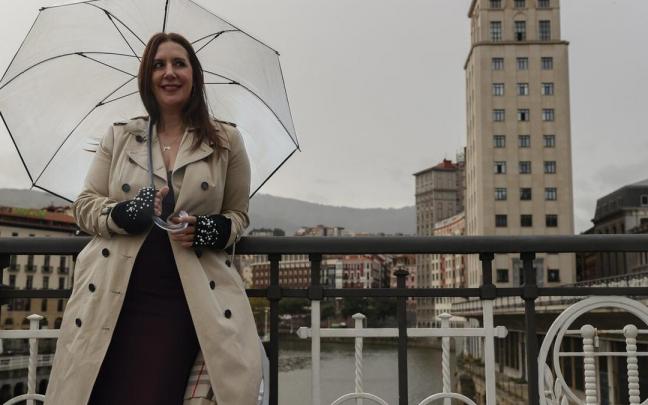 Dolores Redondo, ayer en Bilbao junto a la ría. Dolores Redondo, ayer en Bilbao junto a la ría.
