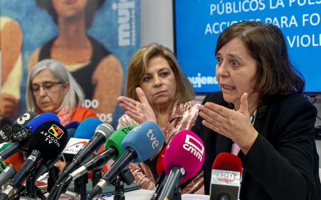 Angela Alemany, de la asociación de mujeres juristas Themis, junto a la presidenta de la Fundación Mujeres, Elena Valenciano (c), y la jurista Marisa Soleto Angela Alemany, de la asociación de mujeres juristas Themis, junto a la presidenta de la Fundación Mujeres, Elena Valenciano (c), y la jurista Marisa Soleto