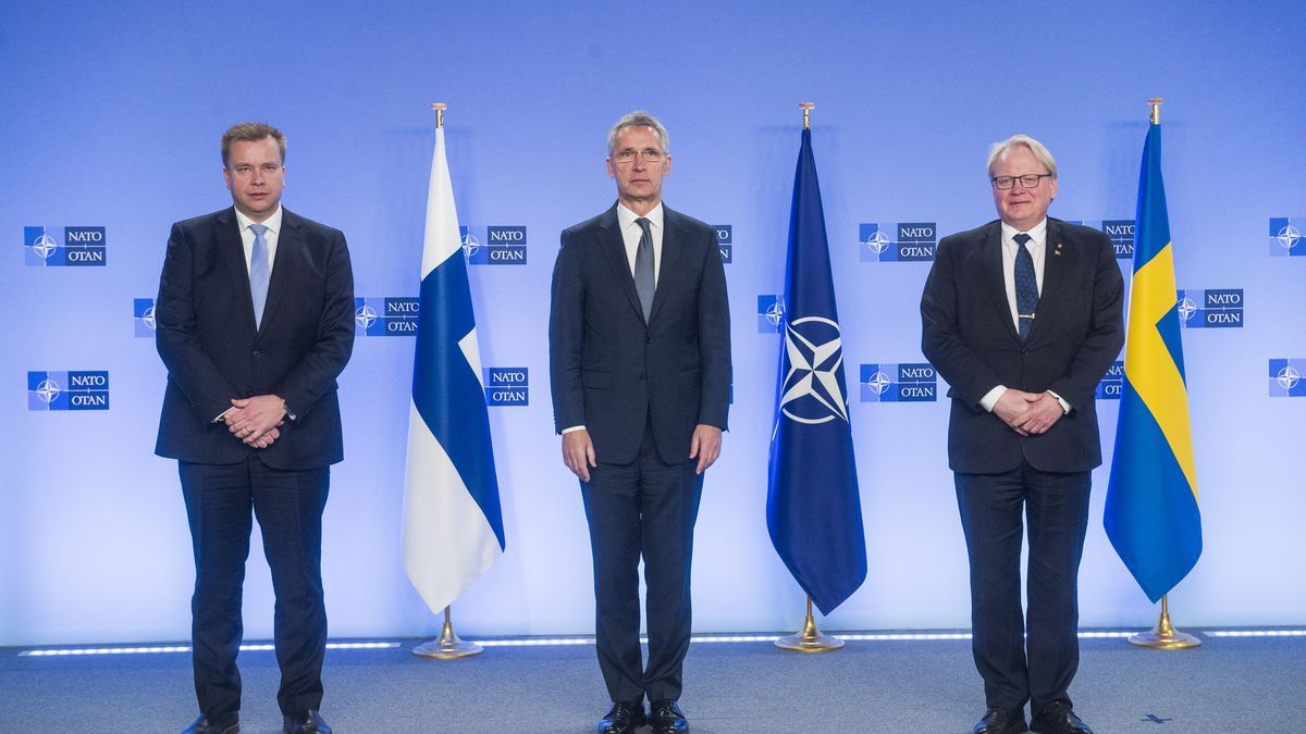 Jens Stoltenberg (C), secretario general de la OTAN junto con los ministros de Defensa finés; Antti Kaikkonen (izq.), y sueco; Peter Hultqvist (der.).