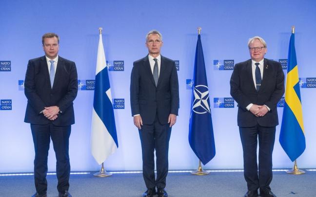 Jens Stoltenberg (C), secretario general de la OTAN junto con los ministros de Defensa finés; Antti Kaikkonen (izq.), y sueco; Peter Hultqvist (der.). Jens Stoltenberg (C), secretario general de la OTAN junto con los ministros de Defensa finés; Antti Kaikkonen (izq.), y sueco; Peter Hultqvist (der.).