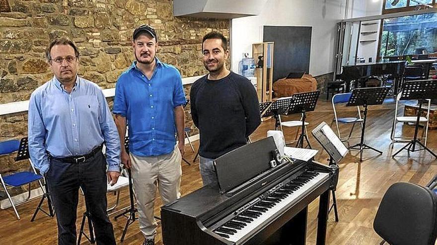 Francisco Javier Casalí, David Guindano y Andoni Ercilla, en la nueva sede permanente de la Coral de Cámara de Navarra.