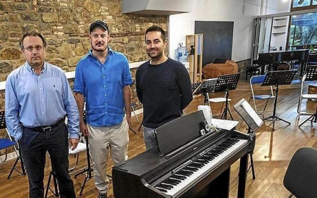 Francisco Javier Casal&iacute;, David Guindano y Andoni Ercilla, en la nueva sede permanente de la Coral de C&aacute;mara de Navarra.