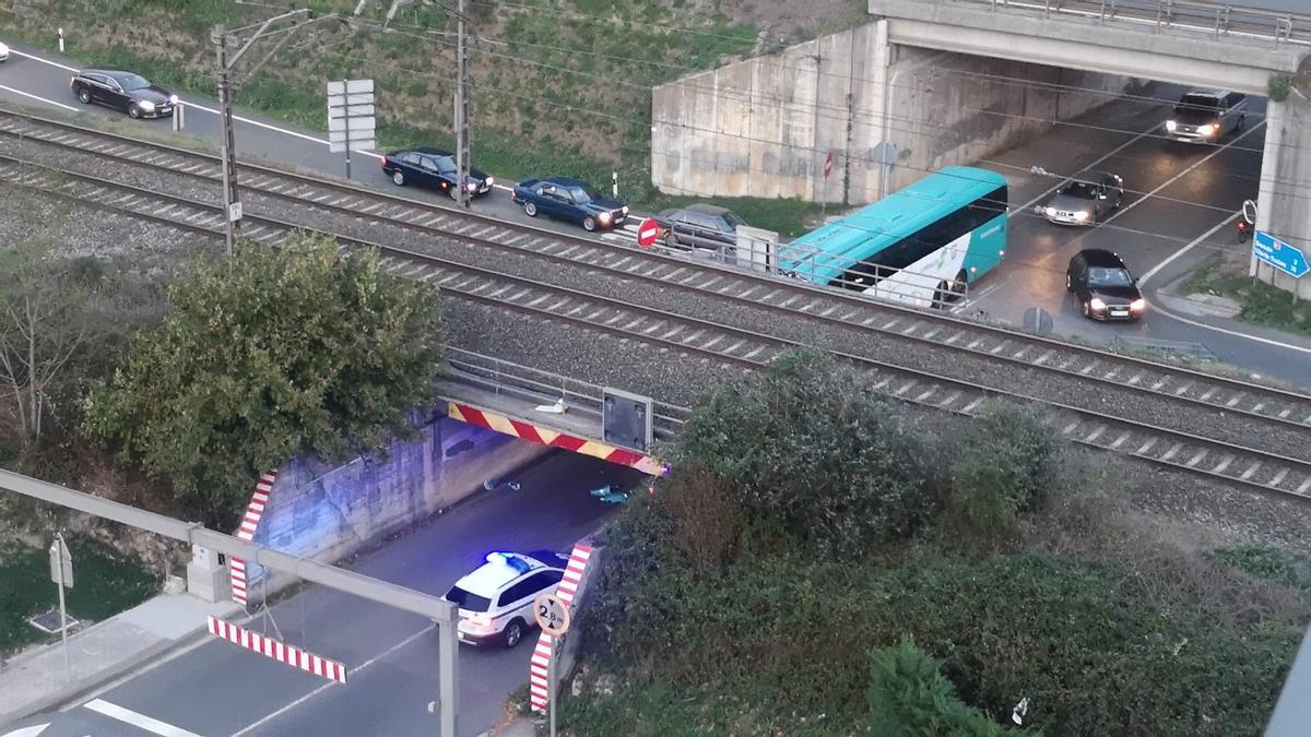 El autobús de Lurraldebus, en el túnel donde ha sucedido el accidente.