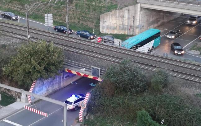 El autob&uacute;s de Lurraldebus, en el t&uacute;nel donde ha sucedido el accidente.