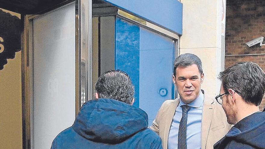 Javier García abre la puerta de la sede del PP a Sayas y Adanero.