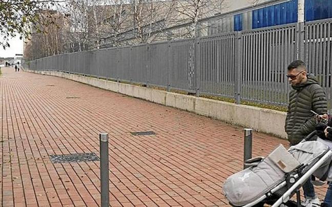 En Paseo de la Unicef se habilitará una entrada al colegio. | F.: A. LARRETXI En Paseo de la Unicef se habilitará una entrada al colegio. | F.: A. LARRETXI