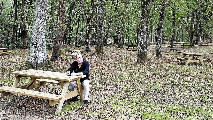 El alcalde de Zeberio, Karlos Idirin, en el merendero que ha sido creado en el robledal de Telleri. | FOTO: S.M.