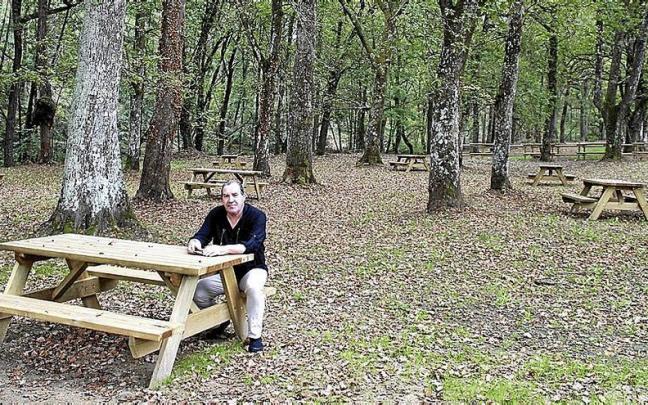 El alcalde de Zeberio, Karlos Idirin, en el merendero que ha sido creado en el robledal de Telleri. | FOTO: S.M.