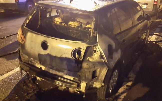 Uno de los coches quemados en Zaramaga