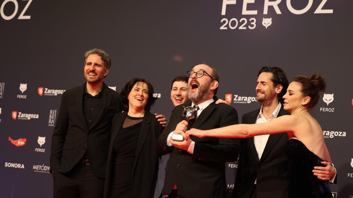 El donostiarra Borja Cobeaga sostiene una estatuilla junto al equipo de ‘No me gusta conducir’.