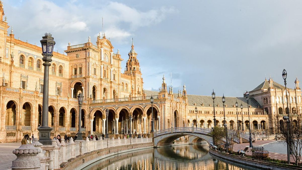 La Plaza de España, en Sevilla, un conjunto arquitectónico enclavado en el parque de María Luisa.