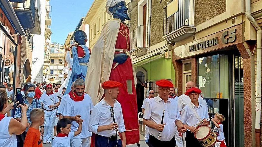 La comparsa en la calle La Estrella rodeados de niños y gaiteros.