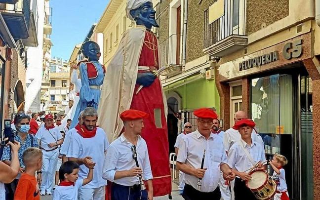 La comparsa en la calle La Estrella rodeados de niños y gaiteros. La comparsa en la calle La Estrella rodeados de niños y gaiteros.