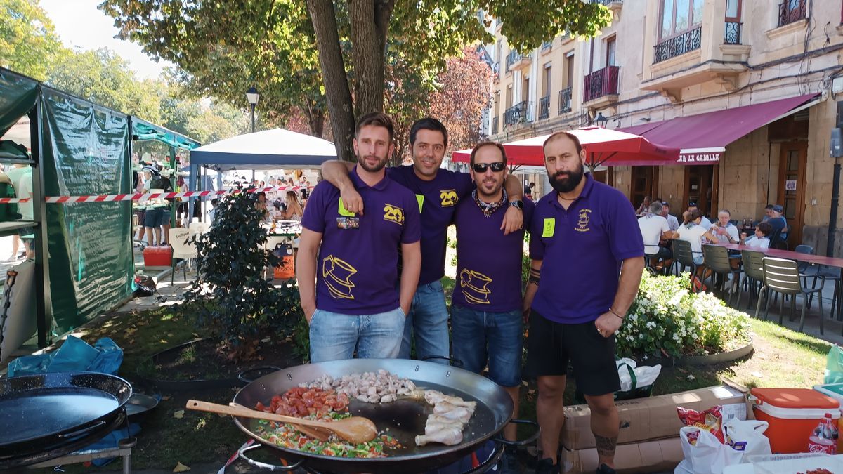 La cuadrilla Axolagabeak no se perdió su cita con San Nikolas.