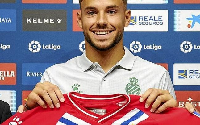 &Aacute;lvaro Fern&aacute;ndez, presentado ayer con el Espanyol. | FOTO: EFE