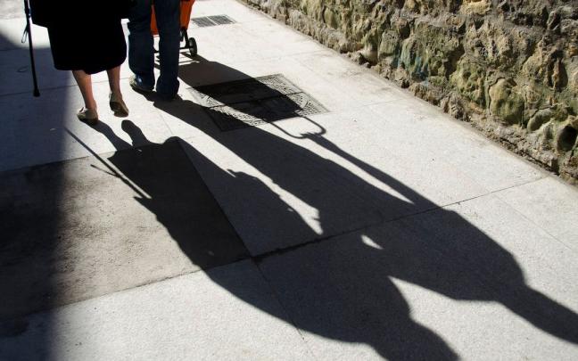 Dos personas mayores paseando