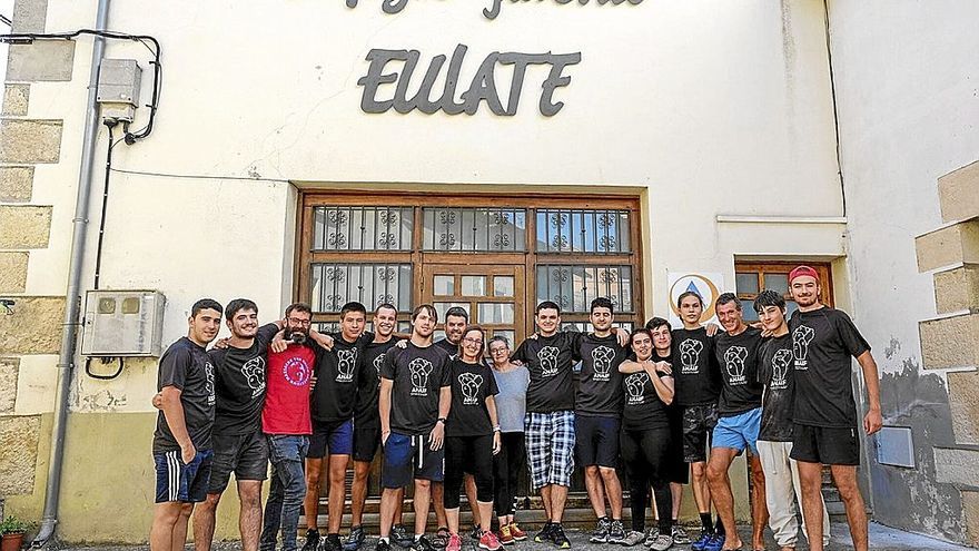 Los 12 jóvenes participantes del proyecto y sus mentores a la entrada del hostal.