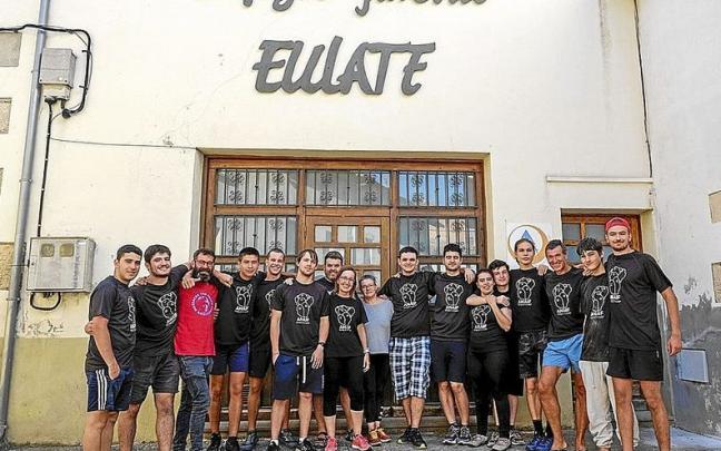Los 12 jóvenes participantes del proyecto y sus mentores a la entrada del hostal. Los 12 jóvenes participantes del proyecto y sus mentores a la entrada del hostal.