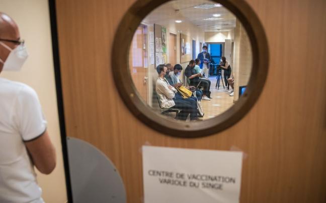 Varias personas hacen cola para recibir la vacuna contra la viruela del mono en un centro de París.