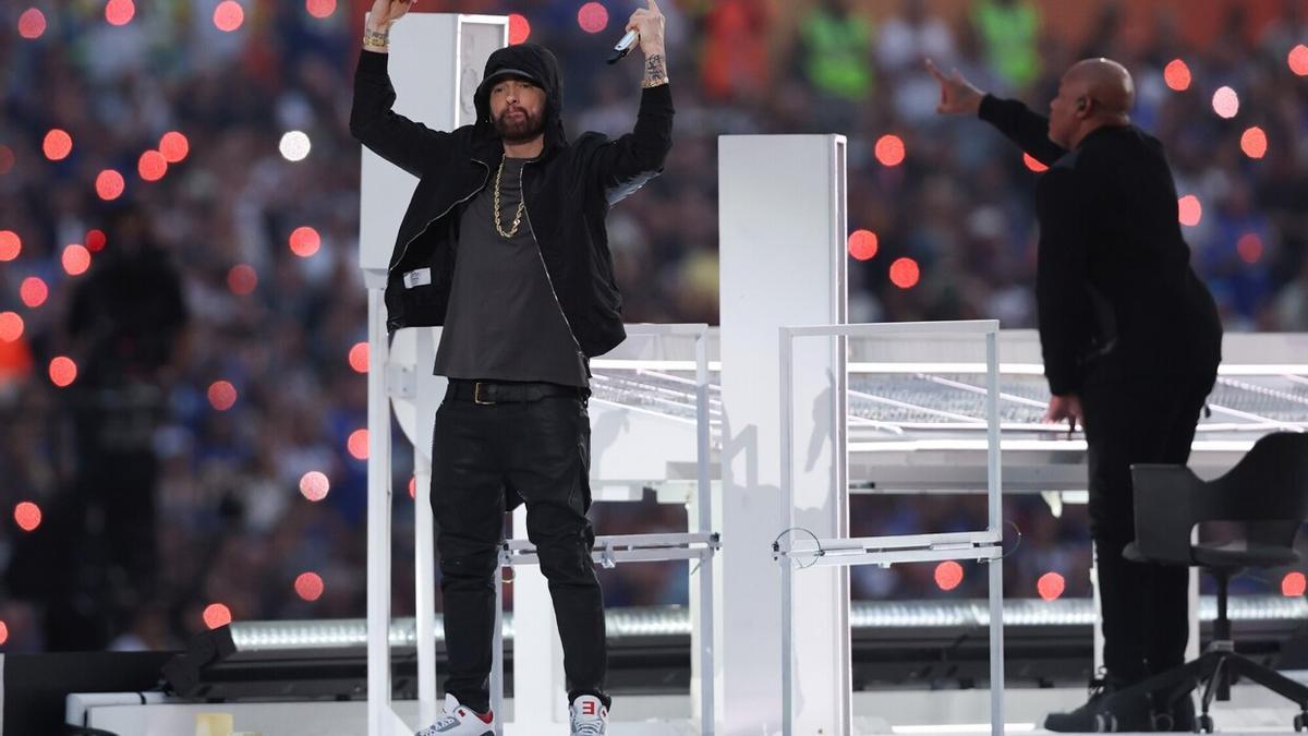 Eminem, durante el último intermedio de la Super Bowl, dedicado a las leyendas del rap estadounidense.