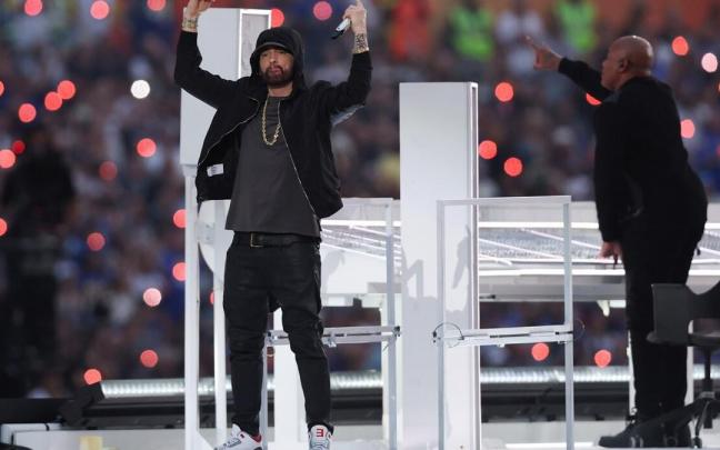 Eminem, durante el &uacute;ltimo intermedio de la Super Bowl, dedicado a las leyendas del rap estadounidense.