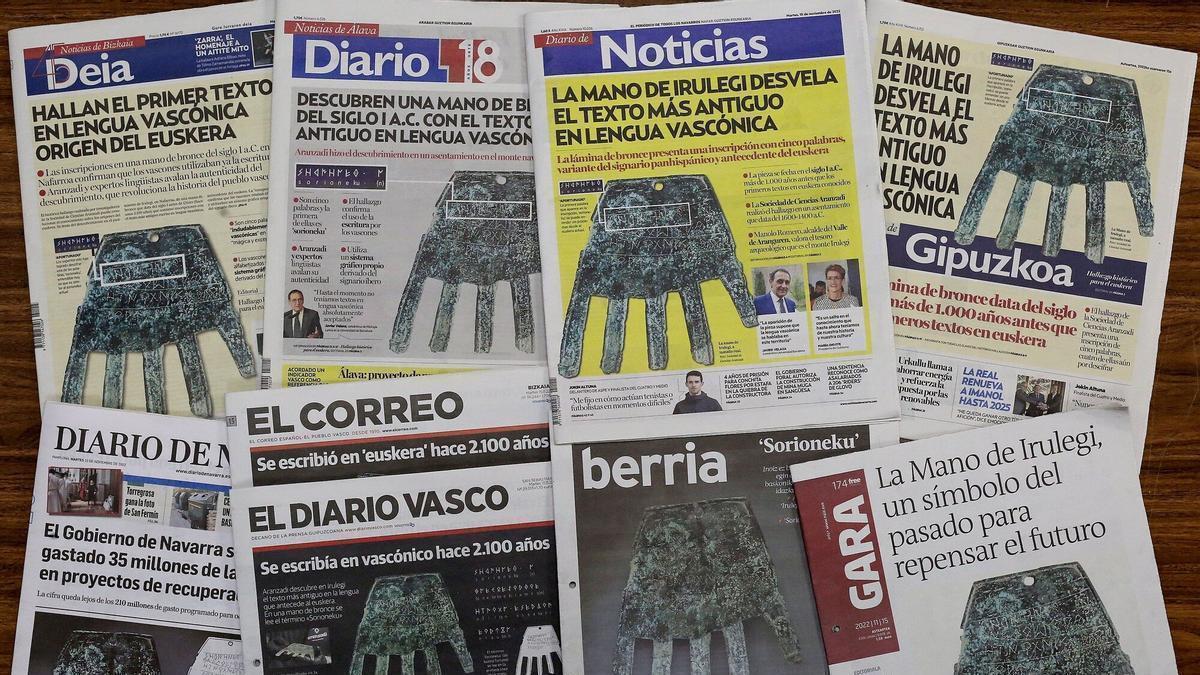 El hallazgo de la Mano de Irulegi acaparó las portadas de la prensa Navarra y Vasca, reproducida casi a tamaño natural.