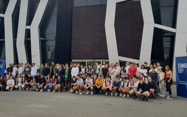 Foto de familia de los alumnos de Euneiz Foto de familia de los alumnos de Euneiz