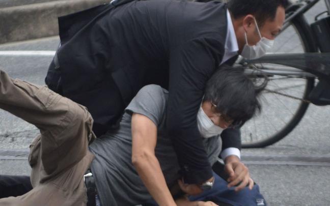 Momento de la detención de Yamagami Tetsuya.