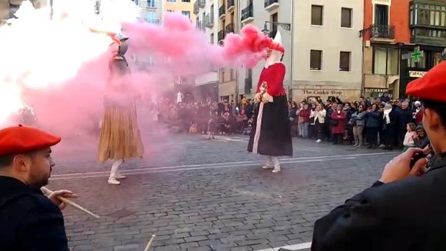 Los gigantes de fuego bailan en la Plaza Consistorial.