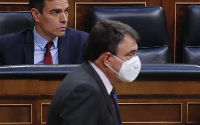 El presidente del Gobierno español, Pedro Sánchez, en su escaño al paso del portavoz del PNV, Aitor Esteban El presidente del Gobierno español, Pedro Sánchez, en su escaño al paso del portavoz del PNV, Aitor Esteban