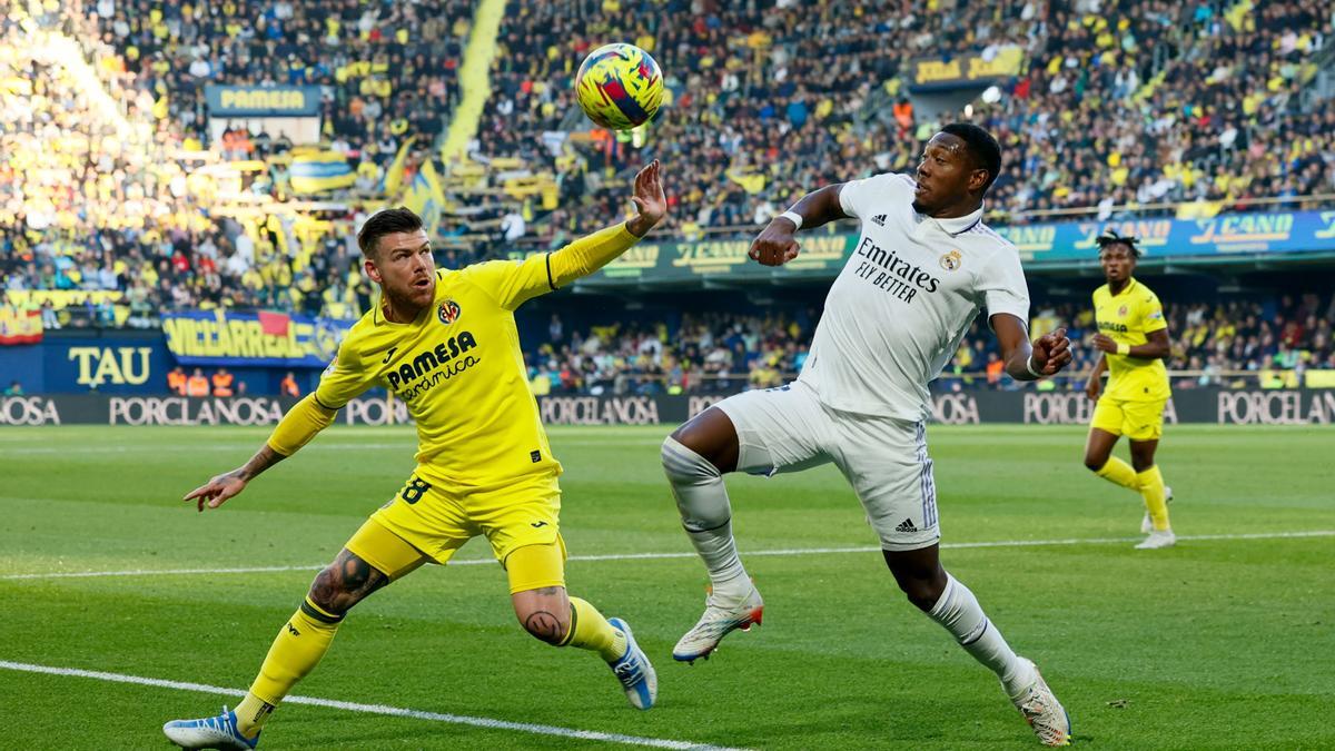 El defensa austriaco del Real Madrid David Alaba (d) y el defensa Alberto Moreno, durante el partido.