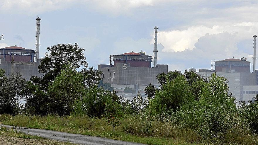 Vista general de la central nuclear de Zaporiyia, la mayor de Ucrania, con su reactor cinco. | FOTO: E.P.