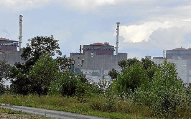 Vista general de la central nuclear de Zaporiyia, la mayor de Ucrania, con su reactor cinco. | FOTO: E.P.