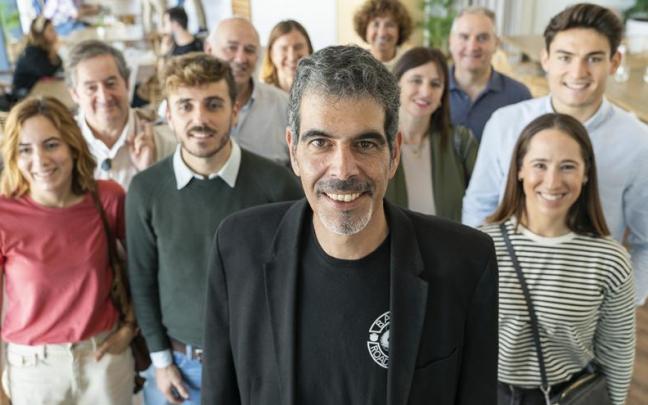 Eneko Goia, acompa&ntilde;ado por militantes de su partido esta ma&ntilde;ana